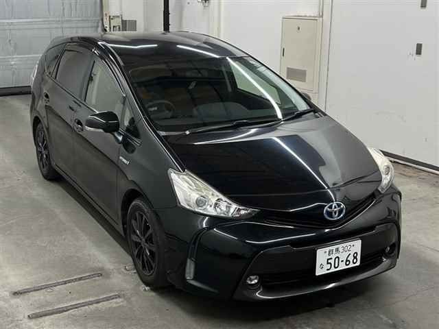 10161 Toyota Prius alpha ZVW41W 2015 г. (MIRIVE Saitama)